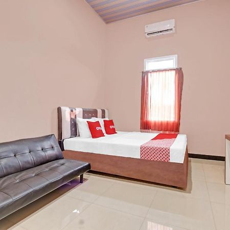 Oyo 90796 Hotel Mulya Indah Tambakmulya Kültér fotó
