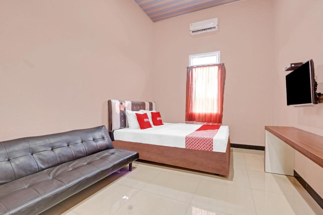 Oyo 90796 Hotel Mulya Indah Tambakmulya Kültér fotó